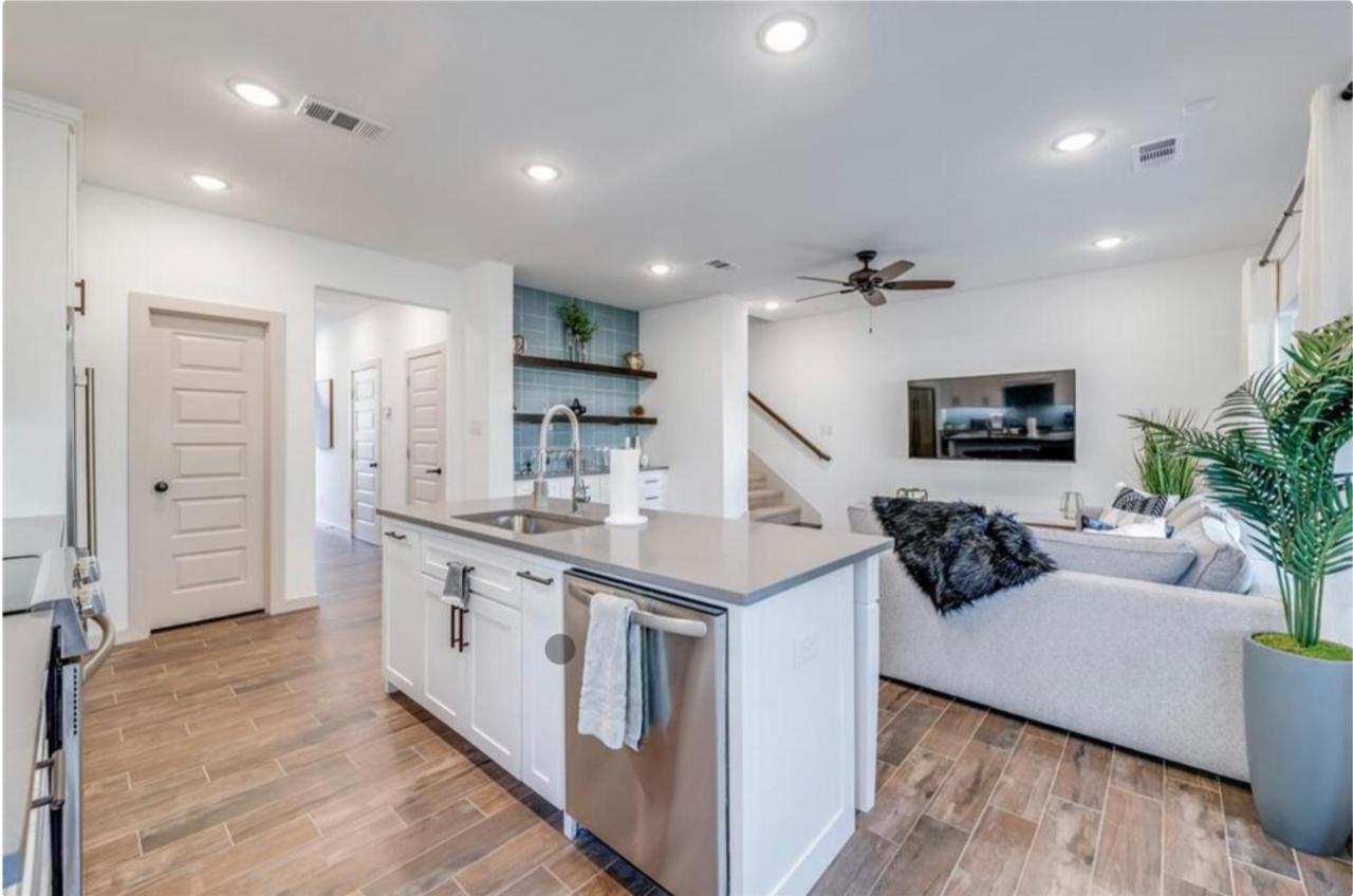 Stylish Townhome Near At&T Stadium, Globe Life, Six Flags & More Арлінгтон Екстер'єр фото
