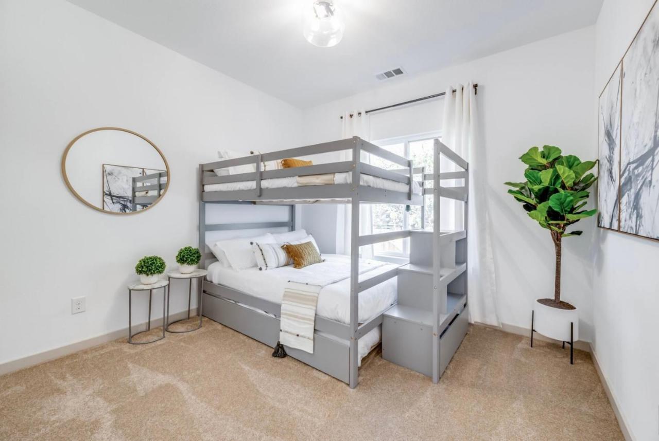 Stylish Townhome Near At&T Stadium, Globe Life, Six Flags & More Арлінгтон Екстер'єр фото